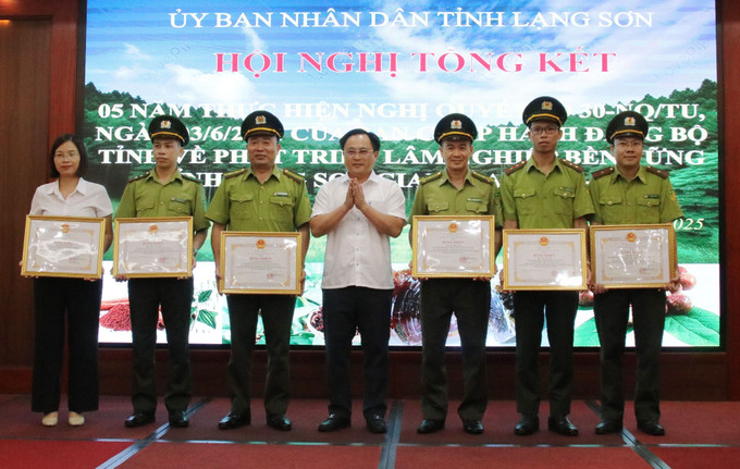 Trao Bằng khen của Chủ tịch UBND tỉnh Lạng Sơn cho các tập thể, cá nhân có thành tích xuất sắc. Trao Bằng khen của Chủ tịch UBND tỉnh Lạng Sơn cho các tập thể, cá nhân có thành tích xuất sắc.