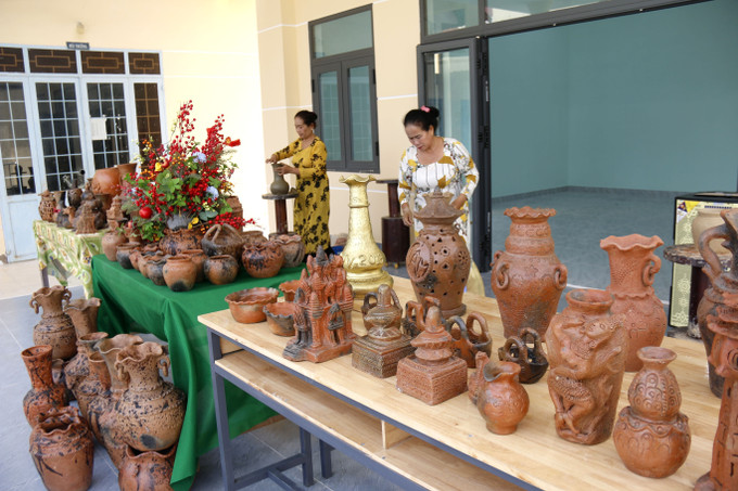 Những nghệ nhân trình diễn kỹ thuật làm gốm tại Nhà trưng bày văn hóa của người Chăm tại thôn Bình Đức, xã Bắc Bình. Những nghệ nhân trình diễn kỹ thuật làm gốm tại Nhà trưng bày văn hóa của người Chăm tại thôn Bình Đức, xã Bắc Bình.