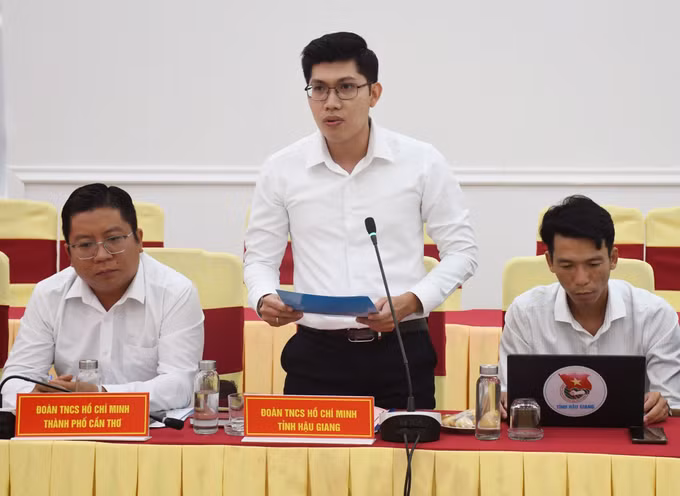 Đại biểu tham gia thảo luận đóng góp dự thảo đề án.