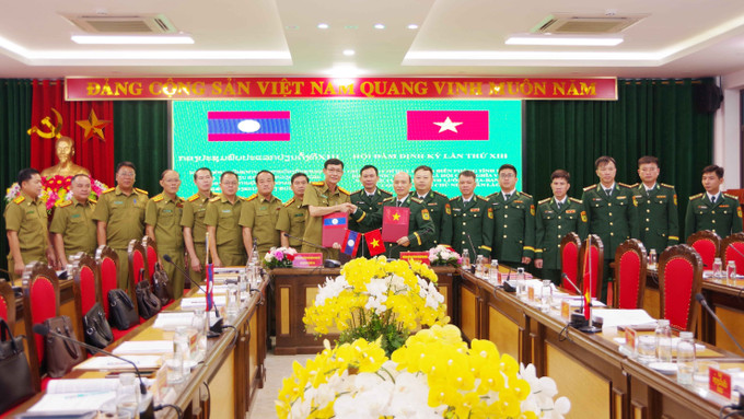 Đại tá Vừ A Khua, Phó Chỉ huy trưởng Ban Chỉ huy BĐBP tỉnh Điện Biên và Đại tá Pạ Sợt Phổn Mạ Lắt, Phó Giám đốc Ty An ninh tỉnh Luông Pha Bang trao biên bản ghi nhớ hội đàm. Ảnh: TTXVN phát Đại tá Vừ A Khua, Phó Chỉ huy trưởng Ban Chỉ huy BĐBP tỉnh Điện Biên và Đại tá Pạ Sợt Phổn Mạ Lắt, Phó Giám đốc Ty An ninh tỉnh Luông Pha Bang trao biên bản ghi nhớ hội đàm. Ảnh: TTXVN phát