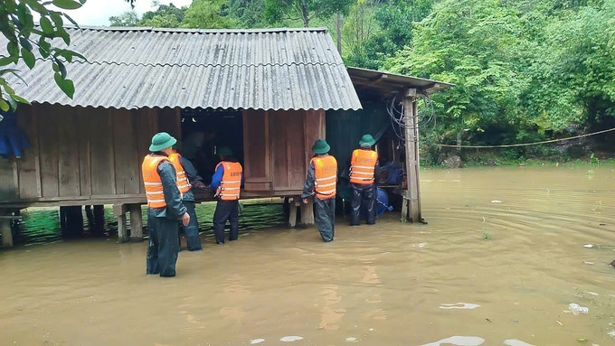 Đồn Biên phòng Làng Ho (Bộ đội Biên phòng Quảng Bình) hỗ trợ, giúp đỡ di dời 10 hộ, 52 người dân bản Mít Cát, xã Kim Thủy, huyện Lệ Thủy đến vị trí an toàn. Ảnh: TTXVN phát Đồn Biên phòng Làng Ho (Bộ đội Biên phòng Quảng Bình) hỗ trợ, giúp đỡ di dời 10 hộ, 52 người dân bản Mít Cát, xã Kim Thủy, huyện Lệ Thủy đến vị trí an toàn. Ảnh: TTXVN phát