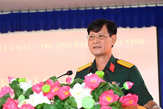 Đại tá Lê Quang Luật, Phó Chính ủy Bộ CHQS tỉnh Cà Mau, phát biểu tại lễ khai giảng. Ảnh: Văn Đông/TTXVN phát ca-mau-1.jpg