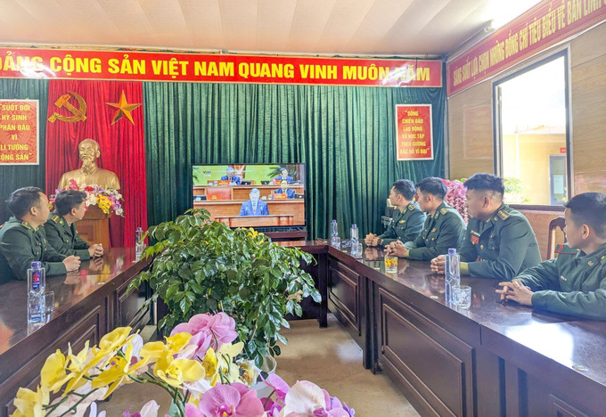 Cán bộ, chiến sĩ Đồn Biên phòng Nậm Nhừ theo dõi phiên khai mạc Đại hội XIV của Đảng được truyền hình trực tiếp. Ảnh: TTXVN phát