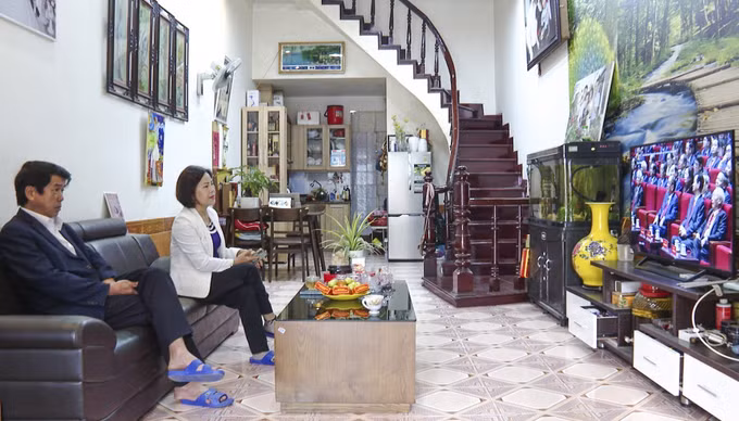 Người dân phường Mường Thanh theo dõi truyền hình trực tiếp Đại hội XIV của Đảng qua tivi. Ảnh: TTXVN phát
