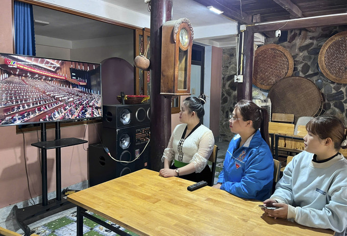 Đoàn viên thanh niên dân tộc thiểu số phường Mường Lay theo dõi truyền hình trực tiếp Đại hội XIV của Đảng qua tivi. Ảnh: TTXVN phát