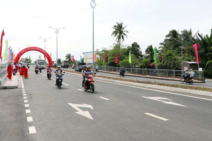 Người dân lưu thông qua Cầu Lộ 2. Người dân lưu thông qua Cầu Lộ 2.