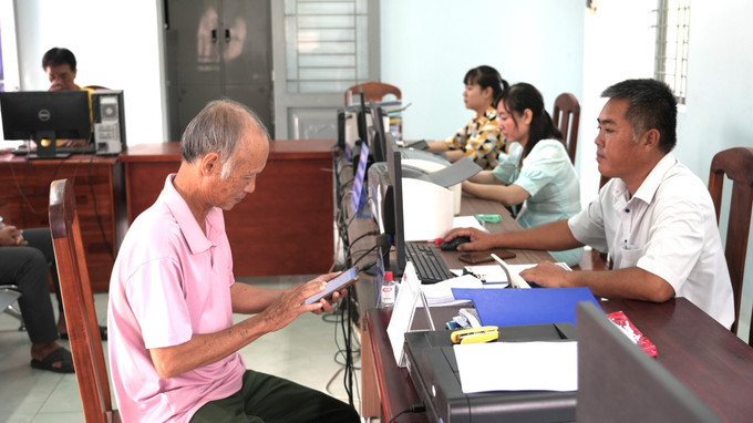 Người dân đến làm thủ tục tại Trung tâm phục vụ hành chính công xã biên giới Hòa Hội, tỉnh Tây Ninh. Ảnh: Minh Phú/TTXVN tay-ninh.jpg