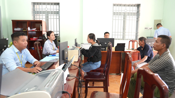 Người dân đến làm thủ tục hành chính tại Trung tâm phục vụ hành chính công xã biên giới Ninh Điền, tỉnh Tây Ninh. Ảnh: Minh Phú/TTXVN phát Người dân đến làm thủ tục hành chính tại Trung tâm phục vụ hành chính công xã biên giới Ninh Điền, tỉnh Tây Ninh. Ảnh: Minh Phú/TTXVN phát