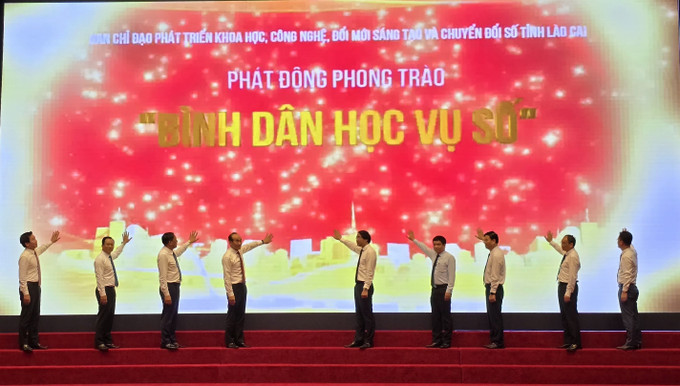 Các đại biểu nhấn nút phát động phong trào "Bình dân học vụ số". Các đại biểu nhấn nút phát động phong trào "Bình dân học vụ số".