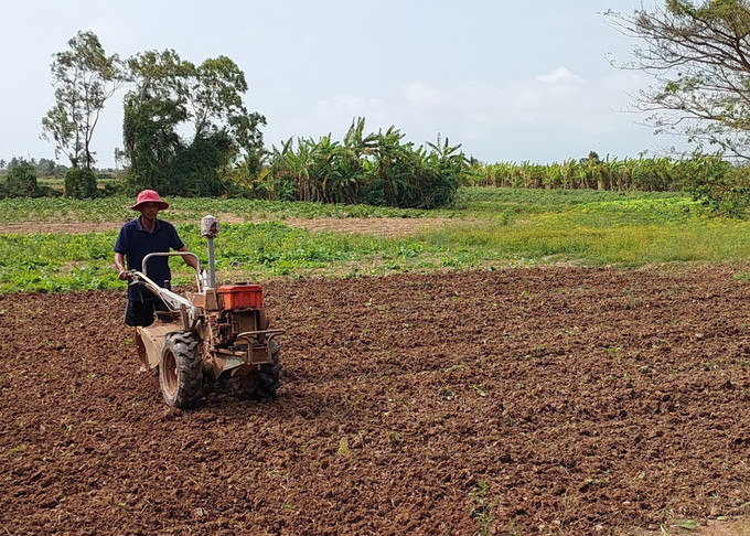 Đồng bào Khmer sử dựng cơ giới trong cải tạo đất trồng rau màu.