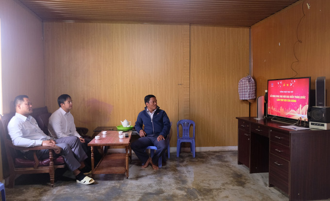 Cán bộ, đảng viên đồng bào dân tộc K’Ho ở phường Langbiang - Đà Lạt quan tâm theo dõi Đại hội XIV của Đảng ngay từ những ngày đầu tiên.