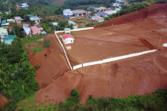 Toàn cảnh khu vực sụt lún, nứt gãy nhìn từ trên cao. sut-lun-5.jpg