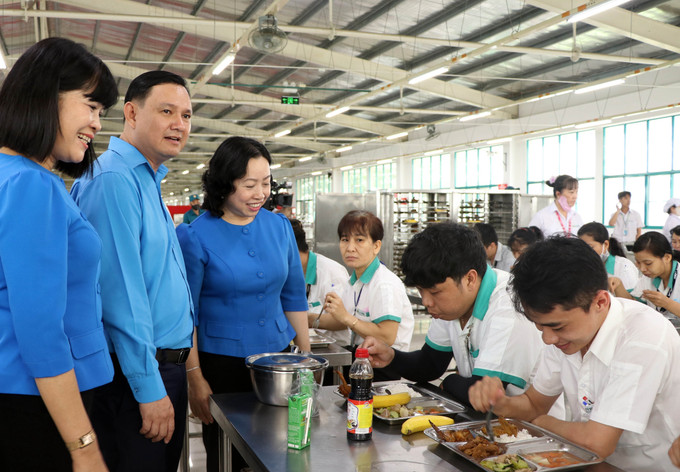 Phó Chủ tịch Thường trực Tổng Liên đoàn Lao động Việt Nam Thái Thu Xương thăm hỏi, động viên công nhân tại chương trình “Bữa cơm Công đoàn”. vinh-long-2.jpg
