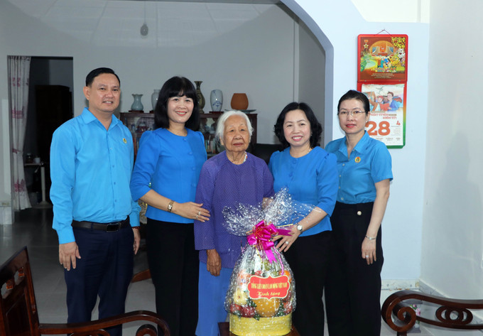 Phó Chủ tịch Thường trực Tổng Liên đoàn Lao động Việt Nam Thái Thu Xương đến thăm bà Đào Thị Biểu, nguyên Chủ tịch Liên đoàn Lao động tỉnh Vĩnh Long. Phó Chủ tịch Thường trực Tổng Liên đoàn Lao động Việt Nam Thái Thu Xương đến thăm bà Đào Thị Biểu, nguyên Chủ tịch Liên đoàn Lao động tỉnh Vĩnh Long.