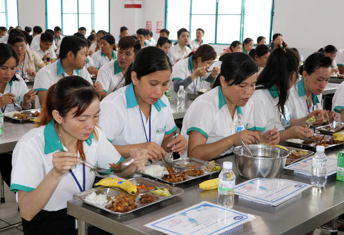 Công nhân lao động với “Bữa cơm Công đoàn” tại Công ty TNHH Tỷ Xuân (Khu công nghiệp Hòa Phú, xã Phú Quới, tỉnh Vĩnh Long). Công nhân lao động với “Bữa cơm Công đoàn” tại Công ty TNHH Tỷ Xuân (Khu công nghiệp Hòa Phú, xã Phú Quới, tỉnh Vĩnh Long).