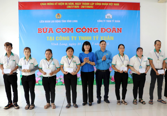 Trao trợ cấp cho đoàn viên có hoàn cảnh khó khăn tại chương trình. Trao trợ cấp cho đoàn viên có hoàn cảnh khó khăn tại chương trình.