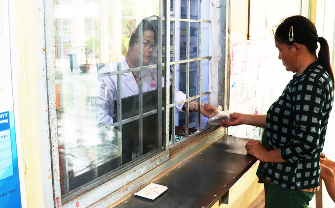 Người dân đến khám bệnh nhận thuốc bảo hiểm được cấp phát tại Phòng khám đa khoa quân dân y Dinh Bà. Người dân đến khám bệnh nhận thuốc bảo hiểm được cấp phát tại Phòng khám đa khoa quân dân y Dinh Bà.