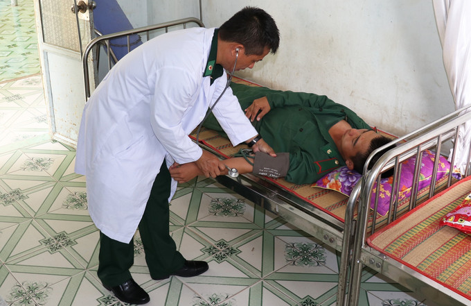 Phòng khám đa khoa a khoa quân dân y Dinh Bà có quy mô 20 giường bệnh và 14 cán bộ y tế, trong đó có hai bác sĩ. Phòng khám đa khoa a khoa quân dân y Dinh Bà có quy mô 20 giường bệnh và 14 cán bộ y tế, trong đó có hai bác sĩ.