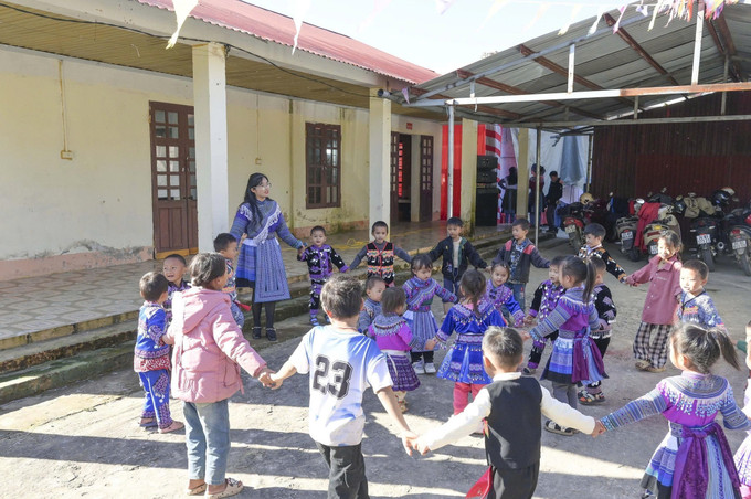 Các cô trò tại điểm trường Mầm non Xà Khái Tủng, Trường Mầm non Tả Ngải Chồ, xã Pha Long. Ảnh: TTXVN phát