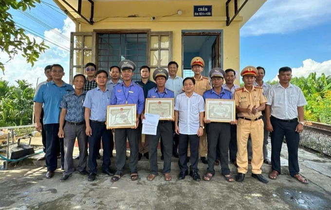 Hai nhân viên Nguyễn Sơn Oánh và Nguyễn Huy Hoàng cùng kíp chắn nhận giấy khen của Ban An toàn giao thông tỉnh Quảng Ngãi vì đã dũng cảm cứu người. Ảnh: TTXVN phát quang-ngai-1.jpg