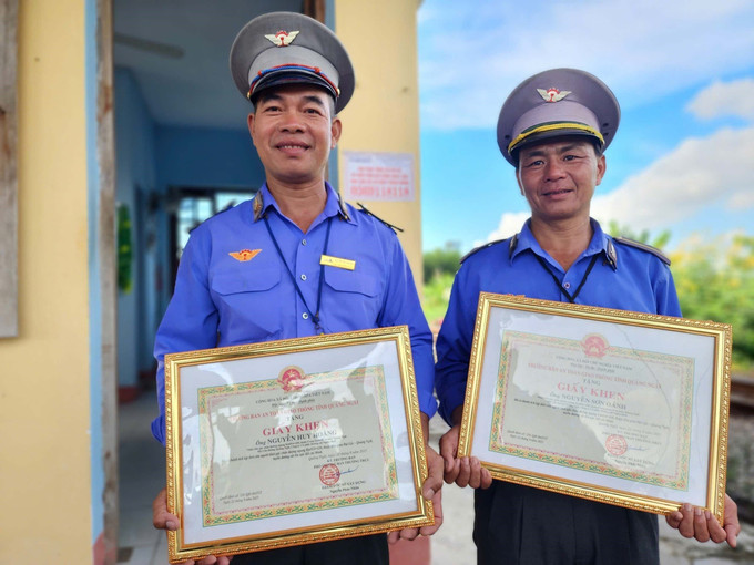 Hai nhân viên Nguyễn Sơn Oánh và Nguyễn Huy Hoàng nhận giấy khen của Ban An toàn giao thông tỉnh Quảng Ngãi vì đã dũng cảm cứu người. Ảnh: TTXVN phát Hai nhân viên Nguyễn Sơn Oánh và Nguyễn Huy Hoàng nhận giấy khen của Ban An toàn giao thông tỉnh Quảng Ngãi vì đã dũng cảm cứu người. Ảnh: TTXVN phát