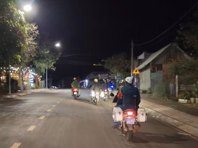 Lực lượng Cơ sở cai nghiện ma túy số 6 và Công xã Phú Nghĩa tuần tra tại khu vực.