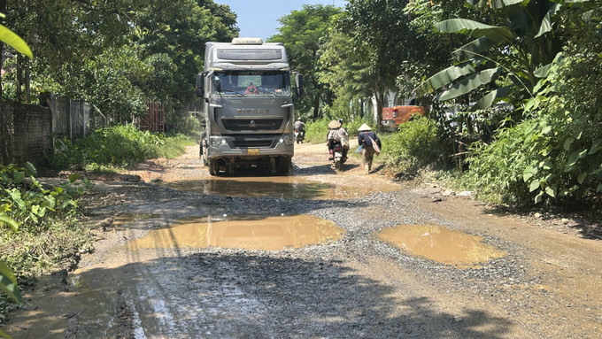 Tuyến đường hư hỏng nặng, xe cộ đi qua gặp nhiều khó khăn. Tuyến đường hư hỏng nặng, xe cộ đi qua gặp nhiều khó khăn.