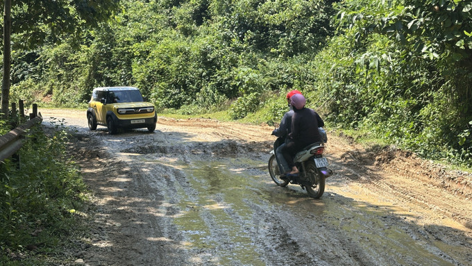 Tuyến đường hư hỏng nặng, xe cộ đi qua gặp nhiều khó khăn. Tuyến đường hư hỏng nặng, xe cộ đi qua gặp nhiều khó khăn.