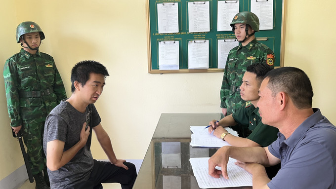 Lực lượng chức năng lấy lời khai của đối tượng lưu hành tiền giả. Ảnh: TTXVN phát lao-cai-1.jpg