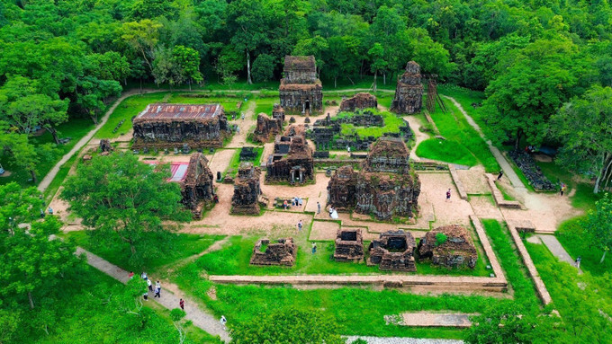 Tuy chỉ là những công trình xây dựng có kích thước vừa và nhỏ, nhưng kiến trúc của Mỹ Sơn đã chắt lọc được những tinh hoa của người nghệ sĩ, sự kết hợp giữa kỹ thuật kiến trúc và nghệ thuật trang trí người Chămpa xưa đã tạo cho các đền tháp một vẻ uy nghiêm và kỳ bí. Ảnh: Thanh Tùng/TTXVN my-son-2.jpg
