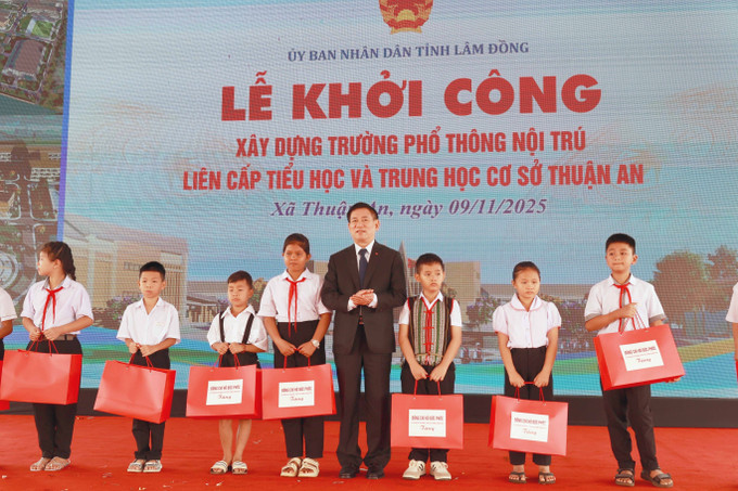 Phó Thủ tướng Hồ Đức Phớc tặng quà cho các em học sinh vùng biên vượt khó học giỏi.