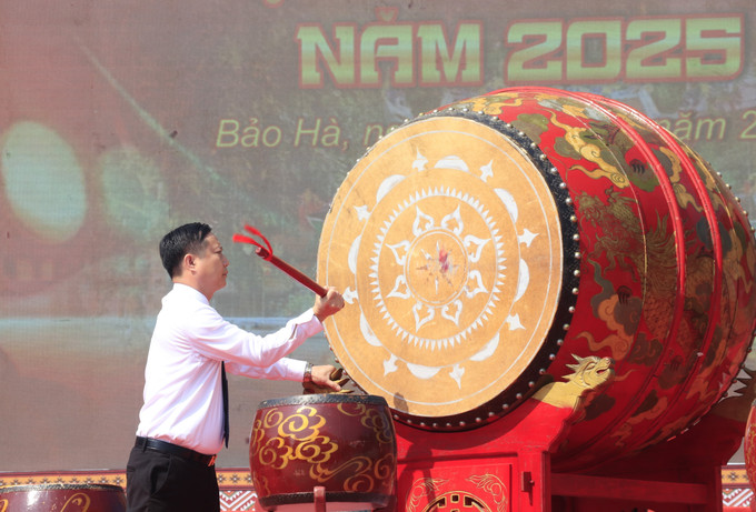 Bí thư Đảng ủy xã Bảo Hà Nguyễn Anh Dũng đánh trống khai mạc Lễ hội. bao-ha-1.jpg