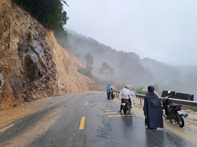 Điểm sạt lở tại Km 76+650m trên quốc lộ 4D thuộc xã Sơn Bình, huyện Tam Đường khiến các phương tiện không thể lưu thông hai chiều giữa Lai Châu và Sa Pa. Ảnh: TTXVN phát Điểm sạt lở tại Km 76+650m trên quốc lộ 4D thuộc xã Sơn Bình, huyện Tam Đường khiến các phương tiện không thể lưu thông hai chiều giữa Lai Châu và Sa Pa. Ảnh: TTXVN phát