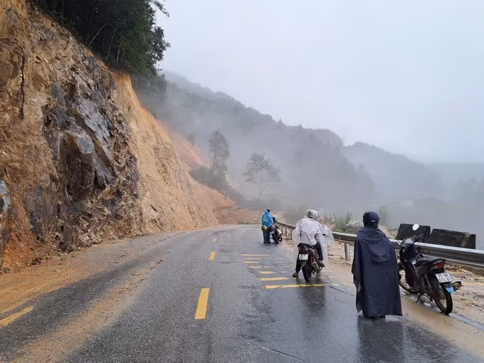 Điểm sạt lở tại Km 76+650m trên quốc lộ 4D thuộc xã Sơn Bình, huyện Tam Đường khiến các phương tiện không thể lưu thông hai chiều giữa Lai Châu và Sa Pa. Ảnh: TTXVN phát