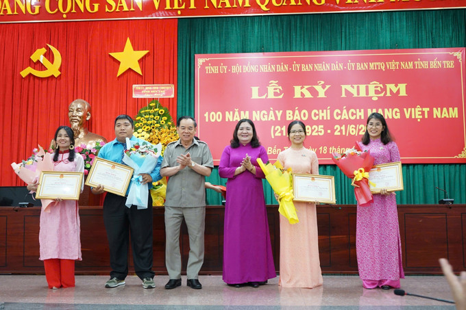 Trao giải nhất Giải báo chí Sương Nguyệt Anh năm 2025 cho các tác giả nhóm tác giả đạt giải. Ảnh: Huỳnh Phúc Hậu/TTXVN ben-tre.jpg