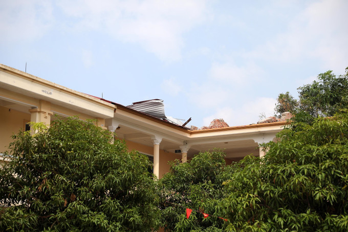 Dãy nhà 2 tầng của Trường THCS Nghi Ân ở Thành phố Vinh, Nghệ An bị gió bão làm tốc mái, hiện vẫn chưa thể khắc phục. Dãy nhà 2 tầng của Trường THCS Nghi Ân ở Thành phố Vinh, Nghệ An bị gió bão làm tốc mái, hiện vẫn chưa thể khắc phục.
