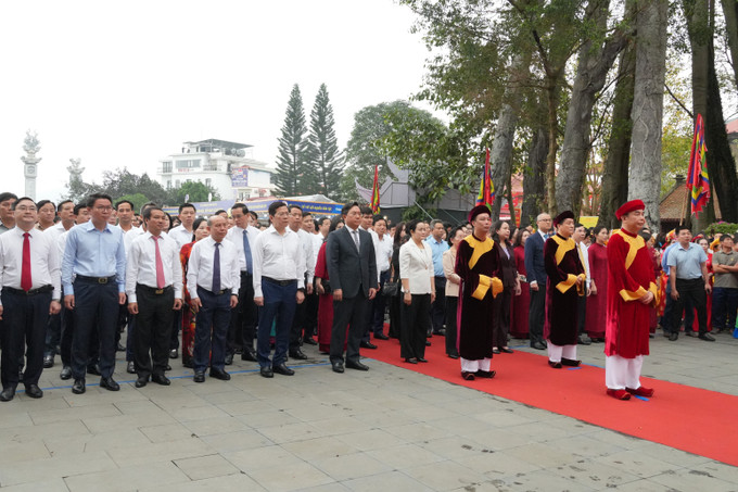 Các đồng chí lãnh đạo Đảng, Nhà nước và lãnh đạo tỉnh Phú Thọ thực hiện nghi lễ dâng hương Quốc mẫu.