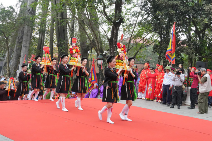 Dâng lễ tại đền Thỏng, Tây Thiên.