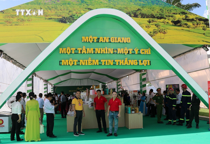 Các đại biểu tham quan khu trưng bày thành tựu kinh tế - xã hội tỉnh An Giang. vna-potal-tien-toi-dai-hoi-xiv-cua-dang-trien-lam-thanh-tuu-kt-xh-chao-mung-dai-hoi-dai-bieu-dang-bo-tinh-an-giang-lan-thu-nhat-8312357.jpg