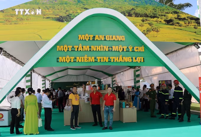 vna-potal-tien-toi-dai-hoi-xiv-cua-dang-trien-lam-thanh-tuu-kt-xh-chao-mung-dai-hoi-dai-bieu-dang-bo-tinh-an-giang-lan-thu-nhat-8312357.jpg