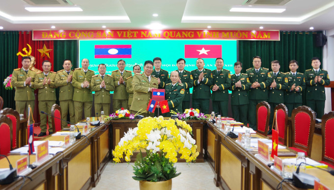 Hai bên trao đổi biên bản ghi nhớ. Ảnh: TTXVN phát Hai bên trao đổi biên bản ghi nhớ. Ảnh: TTXVN phát