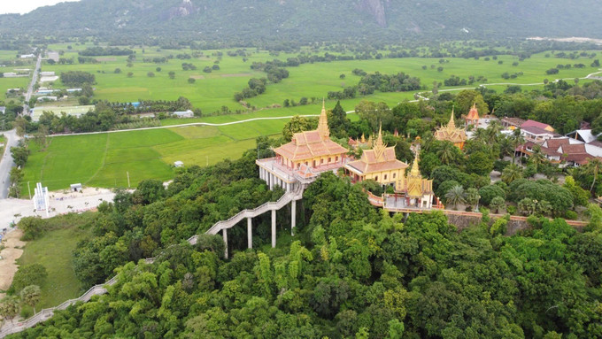 Tỉnh An Giang đã hỗ trợ xây dựng, cải tạo, sửa chữa 13 thiết chế văn hóa, thể thao tại các ấp vùng đồng bào dân tộc thiểu số. an-giang-1.jpg