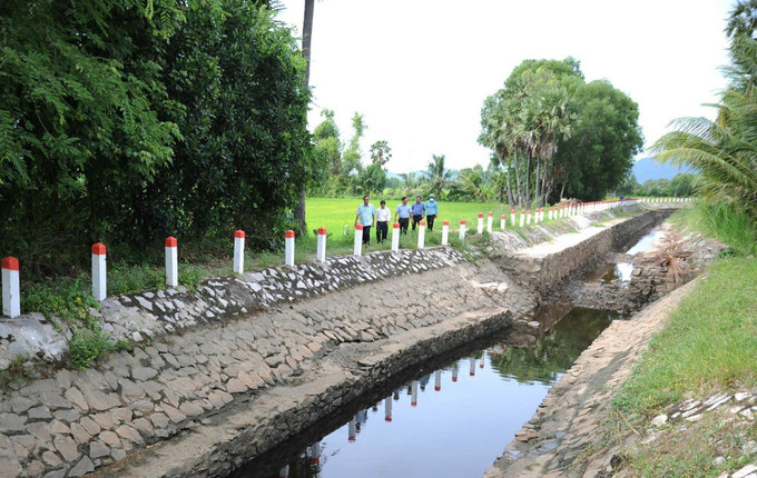 Hệ thống kênh mương thuỷ lợi nội đồng được đầu tư bê tông hoá, phục vụ hoạt động sản xuất, đời sống của bà con vùng đồng bào dân tộc Khmer ở phường Tịnh Biên, tỉnh An Giang. Hệ thống kênh mương thuỷ lợi nội đồng được đầu tư bê tông hoá, phục vụ hoạt động sản xuất, đời sống của bà con vùng đồng bào dân tộc Khmer ở phường Tịnh Biên, tỉnh An Giang.