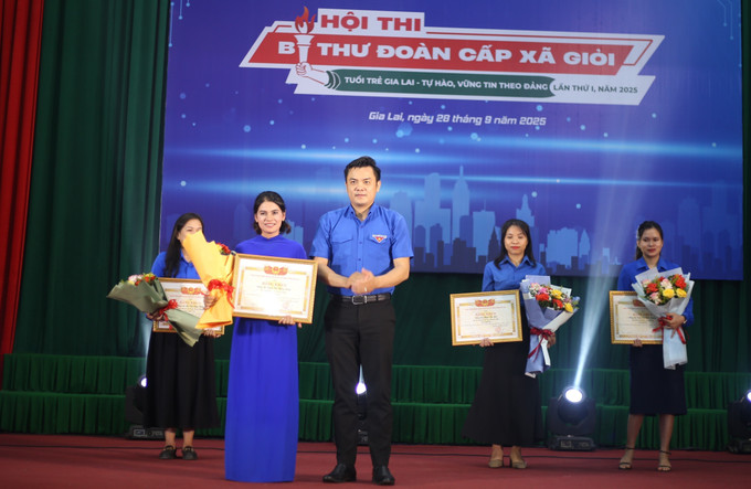 Ban Tổ chức trao giải Nhất cho thí sinh xuất sắc tại Hội thi Bí thư đoàn cấp xã giỏi tỉnh Gia Lai lần thứ I năm 2025. Ban Tổ chức trao giải Nhất cho thí sinh xuất sắc tại Hội thi Bí thư đoàn cấp xã giỏi tỉnh Gia Lai lần thứ I năm 2025.