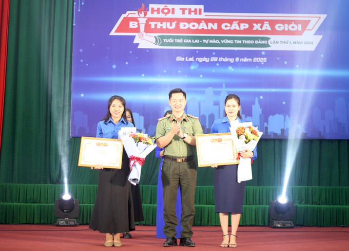 Ban Tổ chức trao 2 giải ba tại Hội thi Bí thư đoàn cấp xã giỏi tỉnh Gia Lai lần thứ I năm 2025. Ban Tổ chức trao 2 giải ba tại Hội thi Bí thư đoàn cấp xã giỏi tỉnh Gia Lai lần thứ I năm 2025.