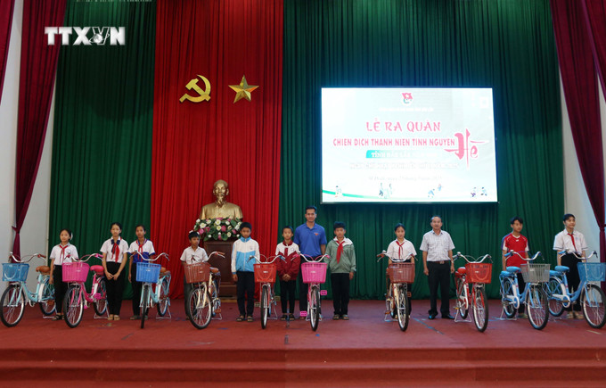 Tặng xe đạp cho học sinh vượt khó học giỏi tại chương trình. Tặng xe đạp cho học sinh vượt khó học giỏi tại chương trình.