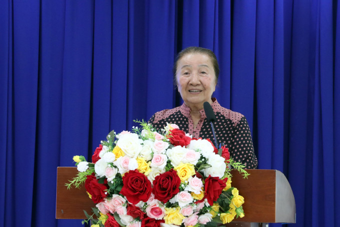 Bà Lê Minh Ngọc, Phó Chủ nhiệm Câu lạc bộ &quot;Vì Hoàng Sa - Trường Sa thân yêu&quot; phát biểu tại buổi lễ.