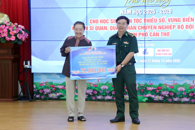 Ban tổ chức trao 20 suất học bổng cho con, em Bộ đội Biên phòng thành phố Cần Thơ.