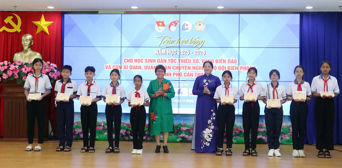 Ban tổ chức trao học bổng cho học sinh dân tộc thiểu số có hoàn cảnh khó khăn tại Cần Thơ.