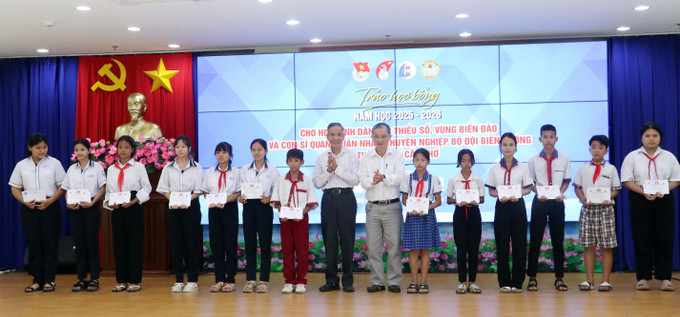 Trao học bổng cho học sinh vùng biển, đảo có hoàn cảnh khó khăn tại Cần Thơ.